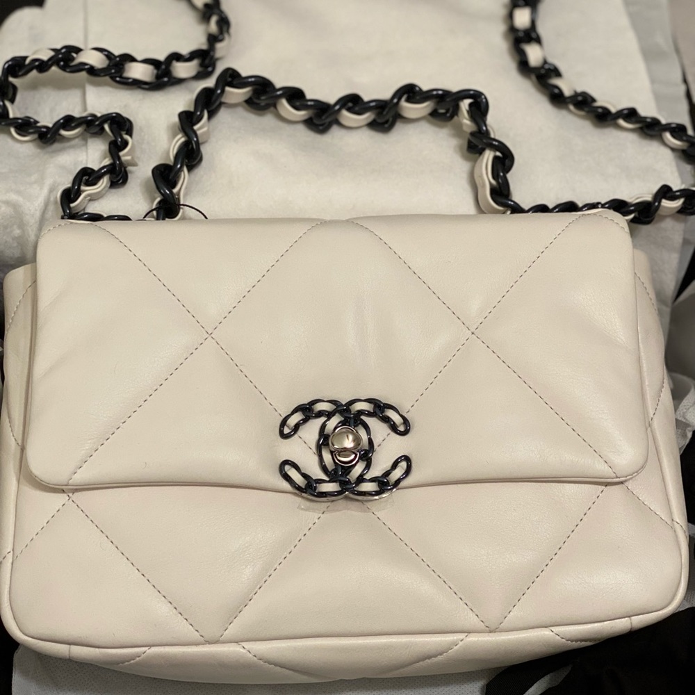BNIB Super Rare Chanel 19 Small Purse White Leather With Black Hardware!!